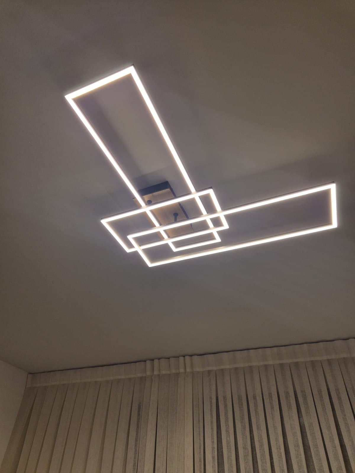 התקנת גוף תאורת LED מעוצב בתקרת הסלון